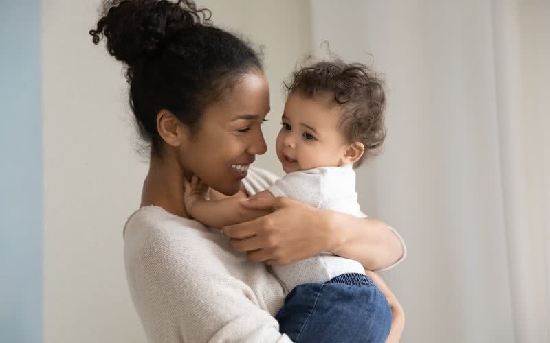 Segundo os pesquisadores, mães e seus bebês podem fortalecer relações com o tempo - iStock