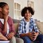 É impossível controlar o que os jovens acessam na internet o tempo todo e em todo lugar - iStock