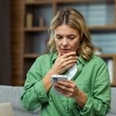 Mãe está preocupada e quer saber em qual médico levar o filho - iStock