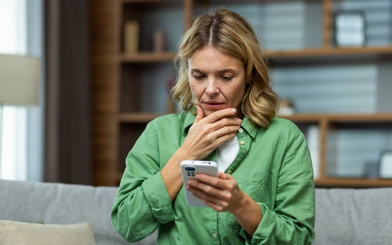 Mãe está preocupada e quer saber em qual médico levar o filho - iStock