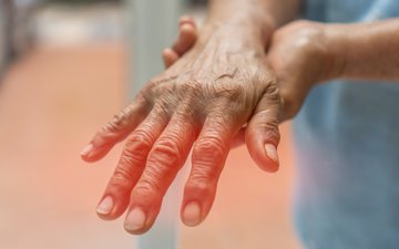 Formigamento ou dor nas mãos ou nos pés podem indicar danos aos nervos causados pelo diabetes - iStock