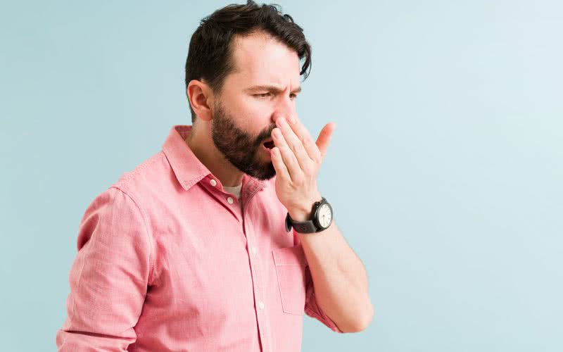 As principais causas do mau hálito são encontradas na própria boca - iStock