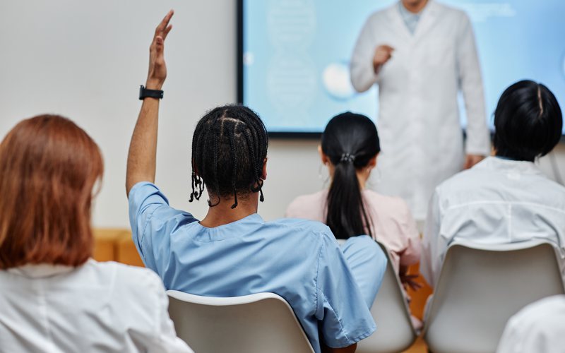 A formação médica não pode ser apenas técnica, pois o médico não lida apenas com doenças - iStock