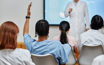 A formação médica não pode ser apenas técnica, pois o médico não lida apenas com doenças - iStock