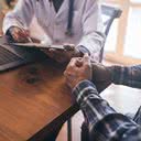 Devido ao período sem manifestações clínicas, o diagnóstico é feito através de triagem para ISTs - iStock