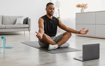 Existem vários tipos de meditação, e aplicativos de celular podem ajudar nisso - iStock