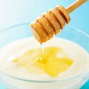 Estudos indicam que o mel ajuda a manter as bactérias do iogurte vivas no nosso organismo - iStock