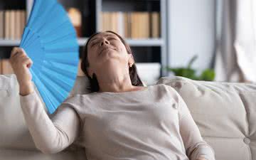Ondas de calor na menopausa podem ser tratadas com resposição hormonal, mas é preciso pesar riscos e benefícios - iStock