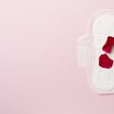 Além de menstruar mais cedo, as meninas têm levado mais tempo para ter ciclos regulares - iStock