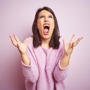 O home office vem acompanhado de alguns desafios como conciliar trabalho e tarefas domésticas - iStock