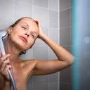 O contato da água em alta temperatura com o couro cabeludo tende a ressecá-lo - iStock