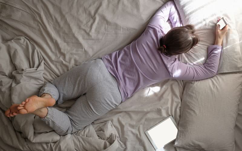 Para quem sofre de insônia, enrolar na cama pode não ser uma boa ideia - iStock