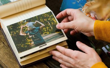 Seu nível de nostalgia pode interferir no cuidado que você tem com suas amizades - iStock