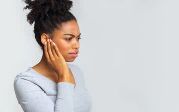 Amigdalite ou Faringite são condições que podem vir acompanhadas de dor de ouvido - iStock