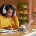 Adultos jovens com TDAH costumam ouvir música de fundo com mais frequência, segundo estudo - iStock