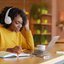 Adultos jovens com TDAH costumam ouvir música de fundo com mais frequência, segundo estudo - iStock