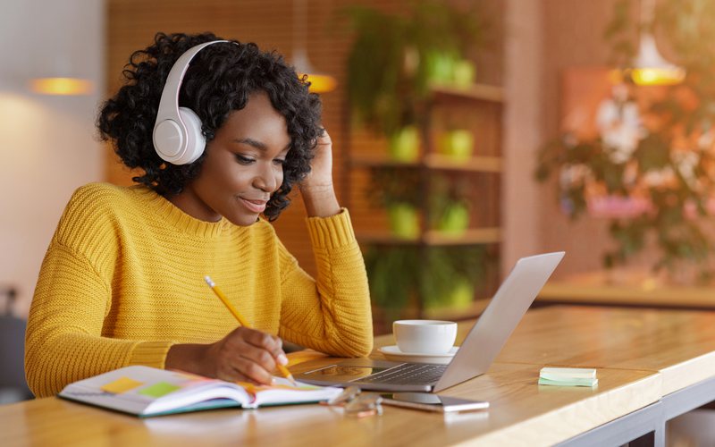 Adultos jovens com TDAH costumam ouvir música de fundo com mais frequência, segundo estudo - iStock