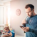 Filhos percebem quando a atenção do adulto está em outro lugar - iStock