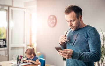 Filhos percebem quando a atenção do adulto está em outro lugar - iStock