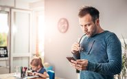 Filhos percebem quando a atenção do adulto está em outro lugar - iStock