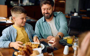 Se você chegou à meia-idade, é bom maneirar no consumo de gordura - iStock