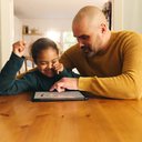 É importante saber o que os filhos estão acessando na internet - iStock