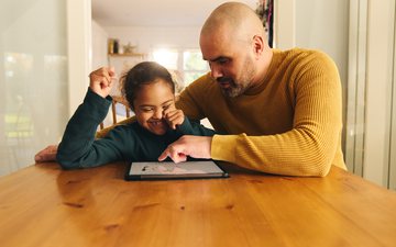 É importante saber o que os filhos estão acessando na internet - iStock