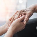 Por ser uma doença progressiva, os sintomas tendem a piorar com o tempo - iStock