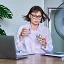 Além da irregularidade menstrual, é comum surgirem sintomas como dores de cabeça e alterações de humor - iStock