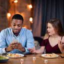 Muitas pessoas ignoram os outros enquanto mexem no smartphone; isso é o "phubbing" - iStock