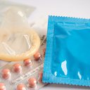 O método duplo (pílula + camisinha) tem algumas vantagens - iStock