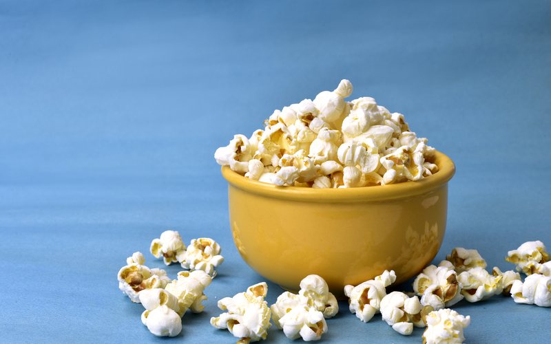 Uma porção de pipoca alimenta mais e tem bem menos calorias do que certos salgadinhos - iStock