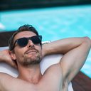 Ele gosta de apanhar sol "lá embaixo" sem protetor solar - iStock