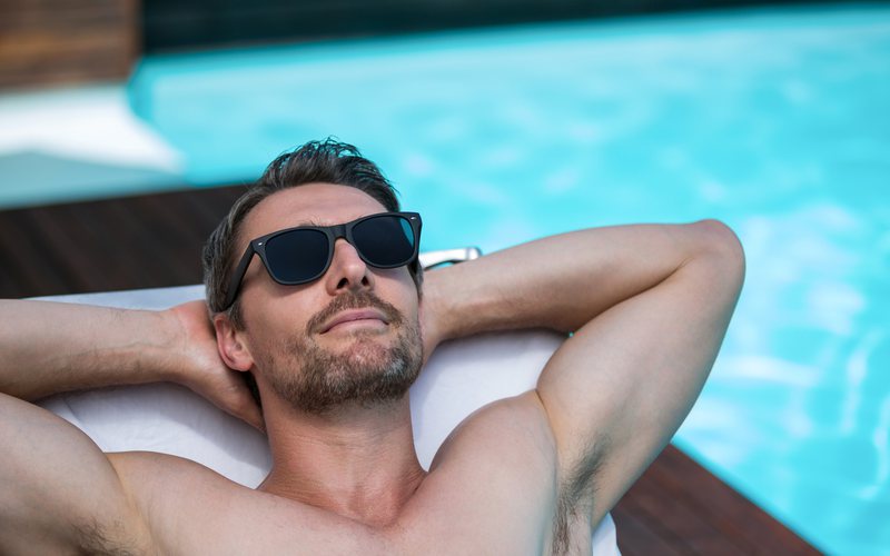 Ele gosta de apanhar sol "lá embaixo" sem protetor solar - iStock