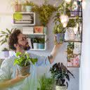 Estudos já mostraram que praticar jardinagem traz benefícios, como redução do estresse e melhora do humor - iStock