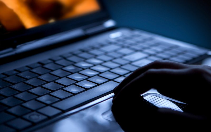 Adolescentes que consumiam pornografia foram mais propensos a comportamentos sexuais de risco - iStock