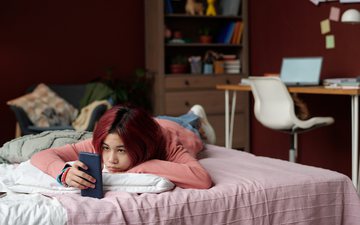 Jovens lésbicas, gays ou bissexuais recorrem à internet para encontrar pessoas com a  mesma orientação - iStock