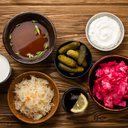 Iogurte, kefir, missô, picles, kimchi e chucrute são exemplos de alimentos probióticos - iStock