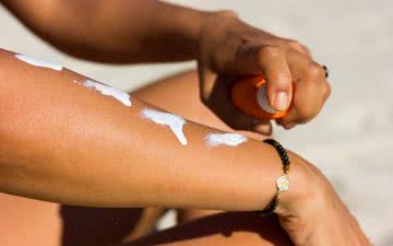 O protetor solar protege a pele contra o câncer e contra o envelhecimento - iStock