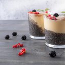 Pudim feito com iogurte e chia hidratada, salpicado com psyllium, groselha e amora - iStock