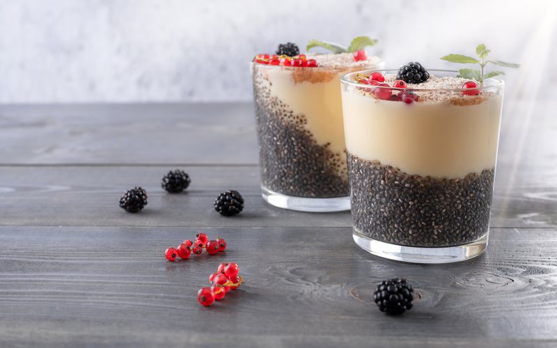 Pudim feito com iogurte e chia hidratada, salpicado com psyllium, groselha e amora - iStock