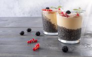 Pudim feito com iogurte e chia hidratada, salpicado com psyllium, groselha e amora - iStock