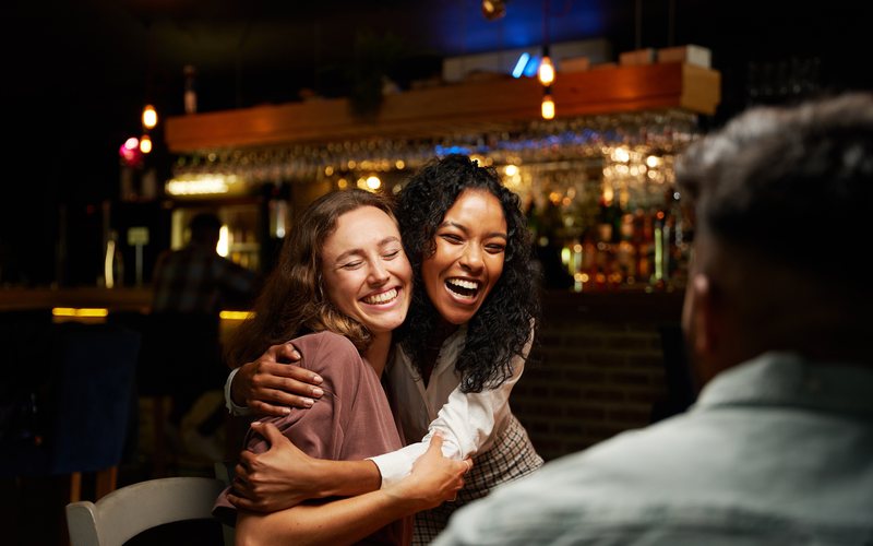 Se você quer fazer alguém mais feliz, dê de presente um jantar, em vez de lhe comprar uma roupa - iStock