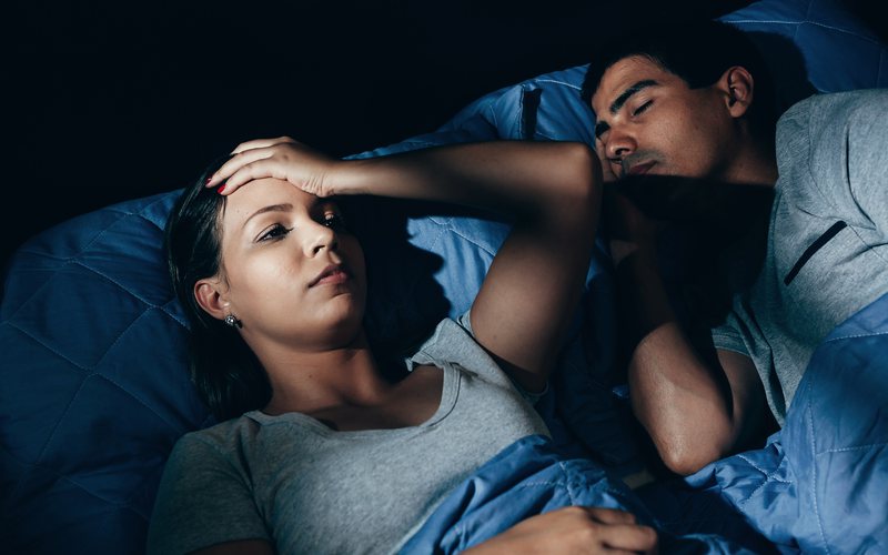 Cada vez mais vemos casais que optam por dormir em quartos separados por eventuais diferenças - iStock