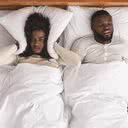 Quem dorme com uma pessoa que ronca pode ter de recorrer a remédios ou mudar de quarto - iStock