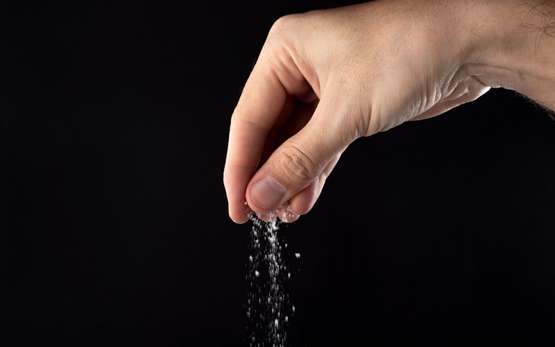 O excesso de sal acaba com as bactérias benéficas do intestino, o que tem inúmeras consequências - iStock