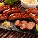 Carnes vermelhas processadas, como salsichas e frios, contêm níveis altos de sódio, nitratos e gordura saturada - iStock