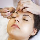 Ela se machucou ao fazer a sobrancelha e está preocupada com o risco de infecção pelo HIV - iStock