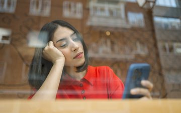 Adicionar pessoas desconhecidas nas redes sociais não melhora o bem-estar, segundo estudo - iStock