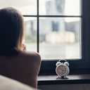 Os benefícios das atividades ao ar livre já foram comprovados; se sentir solidão, que tal uma caminhada pelo bairro? - iStock